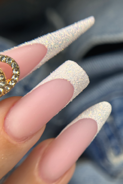French manicure em rosa nude com pontas em glitter sugar effect