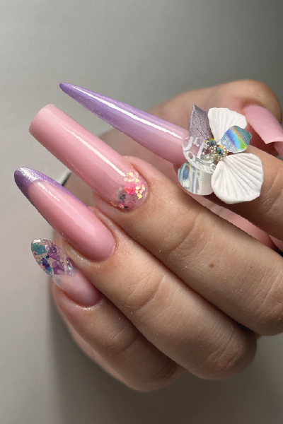 Nail art rosa e lilás com aplicação 3D floral — trabalho Marlene Martins