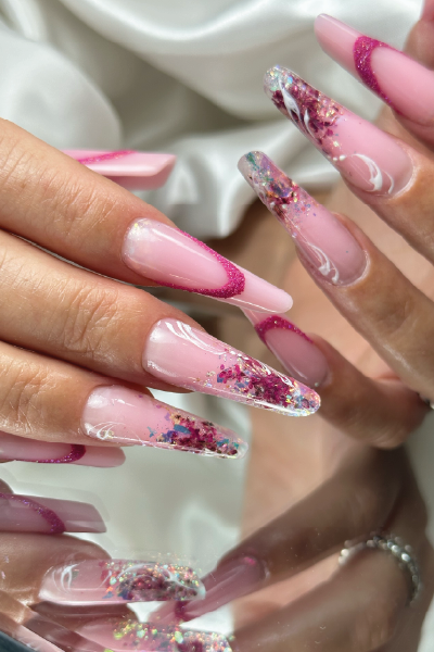 Unhas longas decoradas com glitter rosa e detalhes em foil