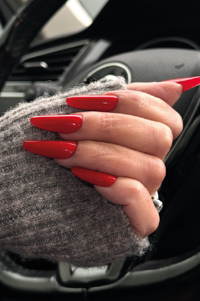 Manicure clássica em vermelho intenso com formato coffin