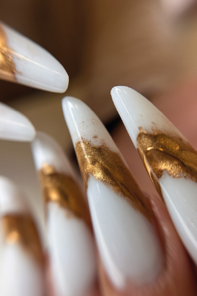 Unhas stiletto em branco com detalhes dourados pintados à mão