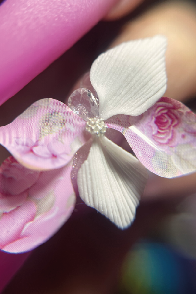 Detalhe macro de flor 3D aplicada em unha — escultura artística